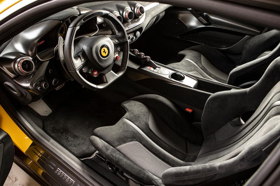 El Ferrari F12 Berlinetta es uno de los autos más atractivos y discretos de Maranello. Lanzado al mercado en 2012 esté auto de motor central cuenta con un V12 de 6.3 litros de desplazamiento, que genera un total de 769 caballos de fuerza. Su precio es de 319,995 dólares.