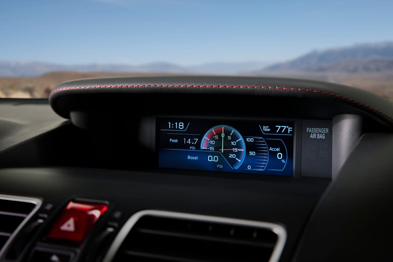 El interior tiene, en la parte superior del instrumental, otro pequeño display con información básica del estado del vehículo, como por ejemplo la presión del turbocargador, como vemos aquí.