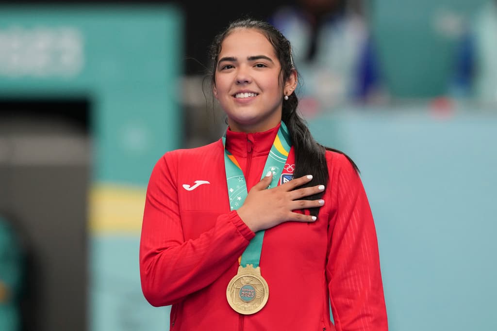 <h2 class="cms-H2-H2">Adriana Díaz</h2>
<br>Tenis de mesa
<br>
<br>Es considerada la deportista puertorriqueña con más medallas de oro en Juegos Panamericanos. Hace unas semanas ,
<a href="https://www.univision.com/local/puerto-rico-wlii/adriana-diaz-amenaza-de-muerte-puerto-rico-hector-jesus-cancel">la joven fue amenazada de muerte por un hombre </a>que la acosaba en su casa y en redes sociales.
<br>
<br>La joven posee siete medallas panamericanas tras sus triunfos en Toronto 2015 donde ganó bronce por equipo, en Lima 2019 con medalla de bronce dobles mixtos, oro por equipo, oro doble femenino y otro individual con pase olímpico a Tokio 2020, y Santiago 2023.
<br>
<br>Con las siete medallas, Díaz superó las seis del levantador de pesas Luis Fernando Báez y el gimnasta Luis Felipe 'Tingui' Vargas.
<br>
<br>
<h3 class="cms-H3-H3">¿Cuándo será su participación?</h3>
<br>Sábado 27 de julio.
<br>