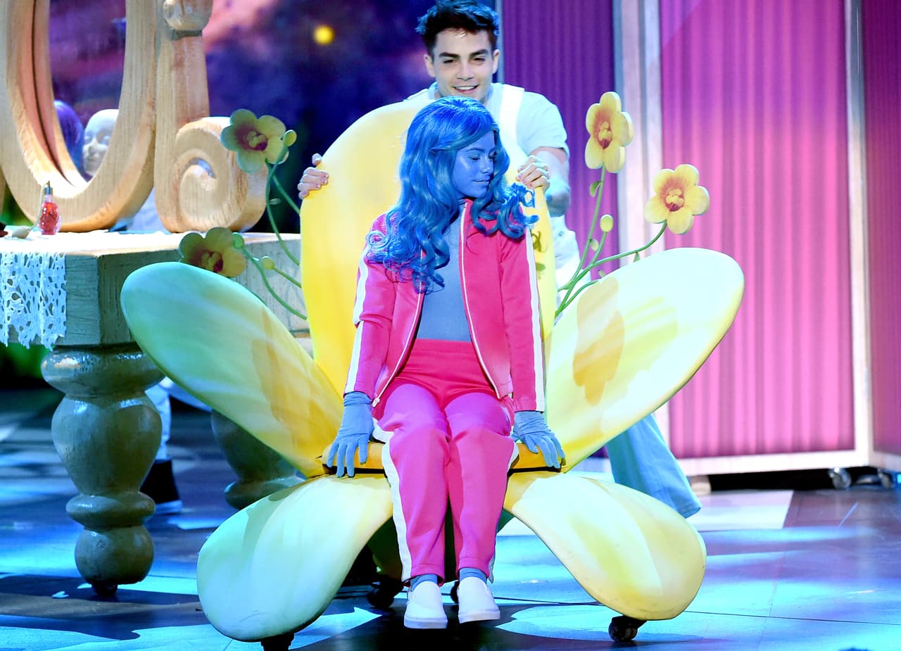 Madisyn Shipman, pintada de azul, también tuvo su número musical en los KCAs.