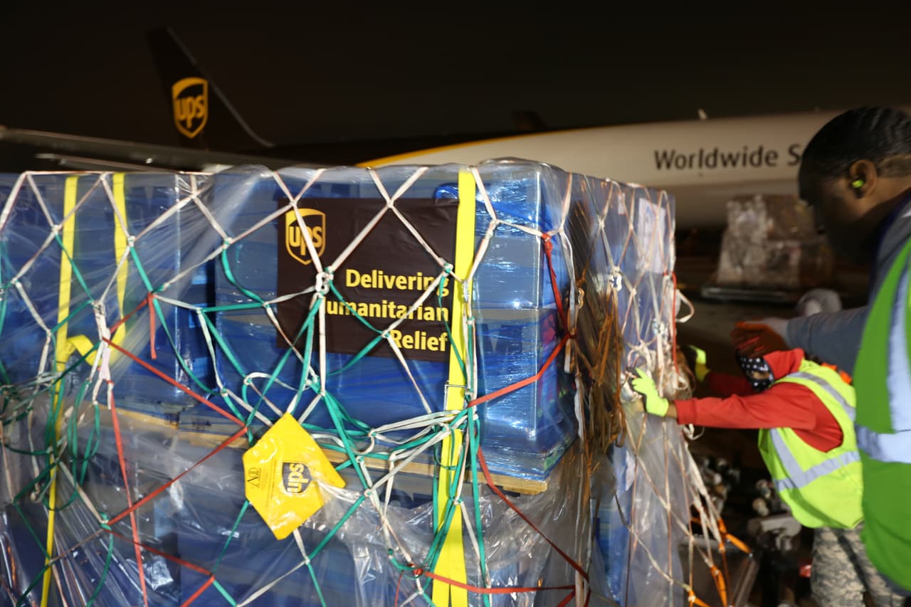 El cargamento incluye 2 millones de mascarillas respiratorias, 11,000 trajes protectores y 280,000 guantes.