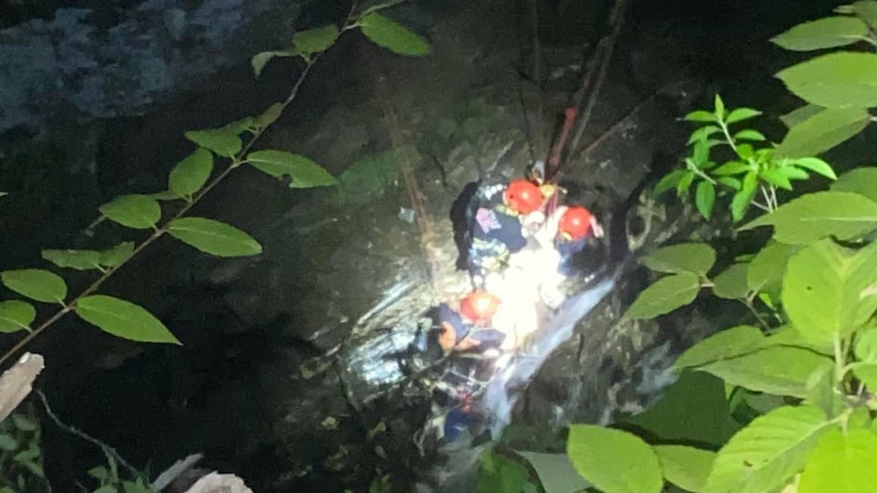 Rescatan a mujer tras caer más de 40 pies desde una cascada