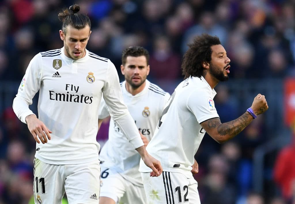 En el segundo tiempo reaccionó el Madrid luego de una opaca primera mitad, fue con el gol de Marcelo (derecha) que los Merengues acortaron la distancia a 2-1 en el minuto 49.