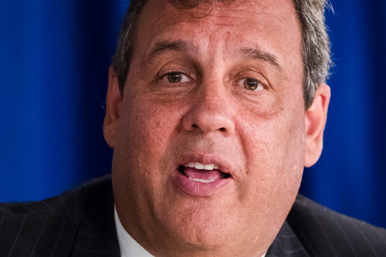 <b>Chris Christie</b>. El exgobernador de Nueva Jersey y amigo de Donald Trump de larga data había solicitado al presidente que presentara las pruebas de sus denuncias sobre un supuesto fraude masivo. "He sido partidario del presidente. Voté por él dos veces",
<a href="https://abcnews.go.com/ThisWeek/video/conduct-presidents-legal-team-national-embarrassment-christie-74346582"><u>dijo Christie el domingo</u></a> a la cadena ABC, "pero las elecciones tienen consecuencias y no podemos seguir actuando como si aquí hubiera pasado algo que no pasó", agregó. Calificó al equipo legal que maneja las denuncias de fraude de ser una “vergüenza nacional”.