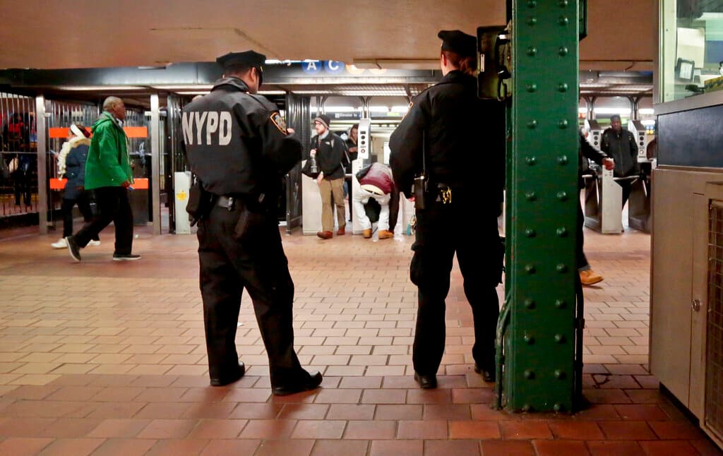 Joven se desmaya en las vías del metro de Queens y es fatalmente atropellada por un tren
