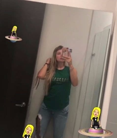 La actriz compartió hace algunas semanas en su cuenta de Instagram una imagen en la que ya no puede ocultar su pancita de embarazada, acompañada del siguiente mensaje un tanto sarcástico: " Y bueno, decidí aquí, solo porque quiero leer los comentarios que van a hacer al respecto y en general. (¿Que si estoy en embarazo?, ¡que Dios me va a castigar!, ¿que si estoy en embarazo quién es el papá?, que mínimo me deje embarazar de cualquiera jajaja... etc.)".