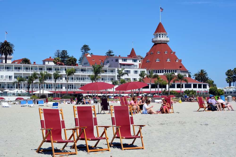 Pero una peculiaridad del Hotel del Coronado es que está "embrujado". Se dice que el fantasma de una mujer lleva décadas propiciando actividad paranormal por todo el resort.
