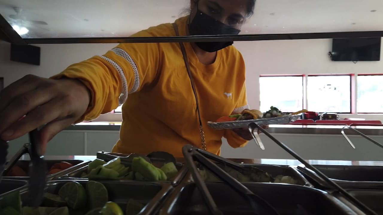 Doctores alertan sobre el peligro de reabrir negocios al 100% en Arizona 