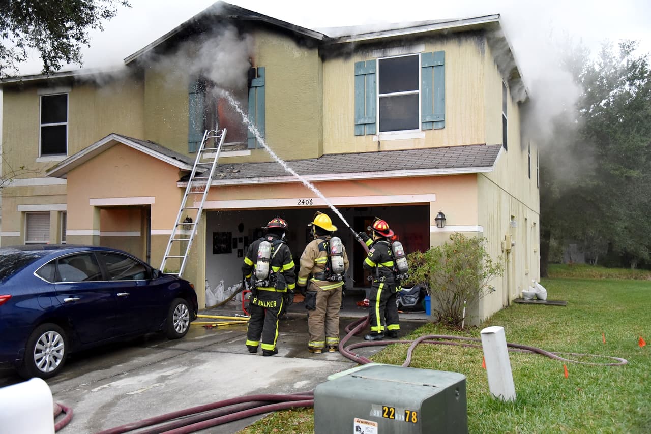 Se cree que el fuego comenzó en una habitación del segundo piso, mientras la adolescente se encontraba en el primer piso. Se desconocen las causas que originaron las llamas.