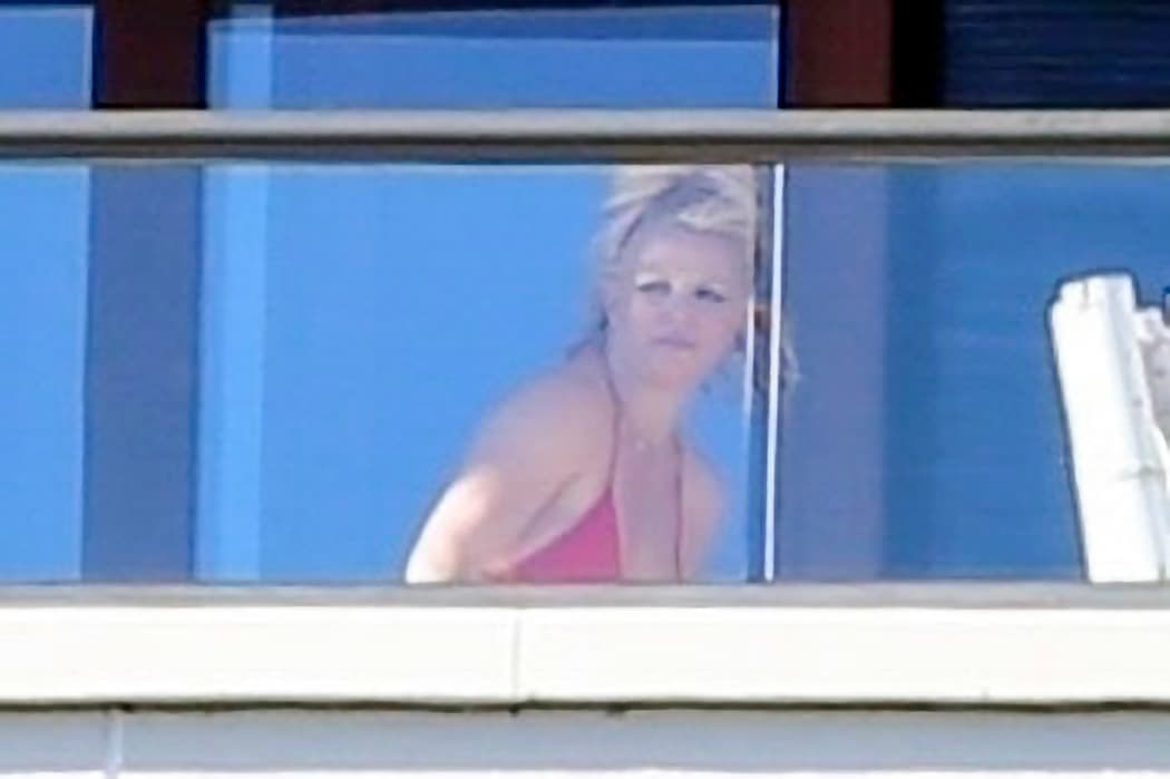 El pasado 20 de agosto se dio a conocer que las autoridades acudieron a la casa de la cantante y levantaron una denuncia que sostiene que ella 
<b><a href="https://www.univision.com/famosos/britney-spears-agresion-ama-de-llaves" target="_blank">agredió a una de sus trabajadoras de limpieza</a></b> al discutir sobre uno de sus perros.
<br>