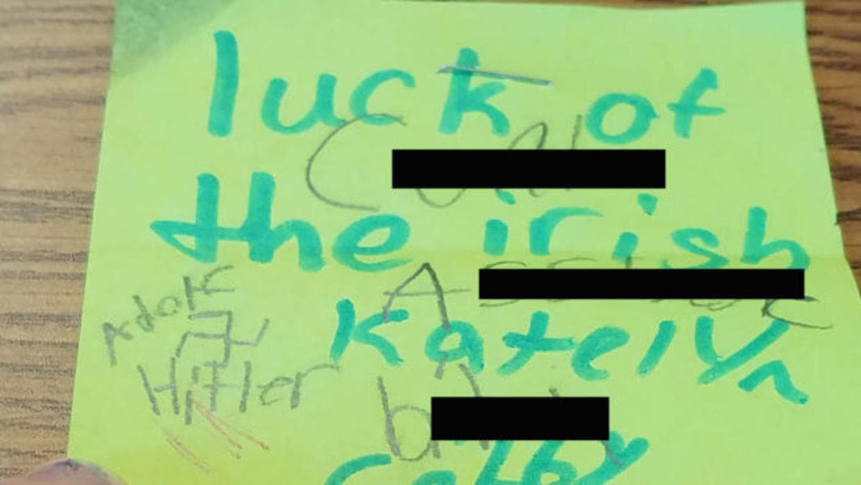 Una niña judía encontró en su escritorio un mensaje que decía: 
<b>"suerte por los irlandeses"</b>, acompañada de una 
<b>esvástica y el nombre de Adolf Hitler</b>. Sucedió en la Escuela Intermedia Joseph A. Edgar, en Rocky Point (Nueva York), el 28 de abril.