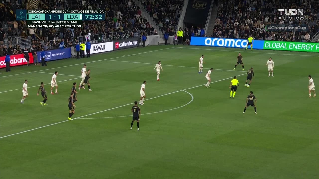 ¡TIRO ATAJADO! disparo por Denis Bouanga.