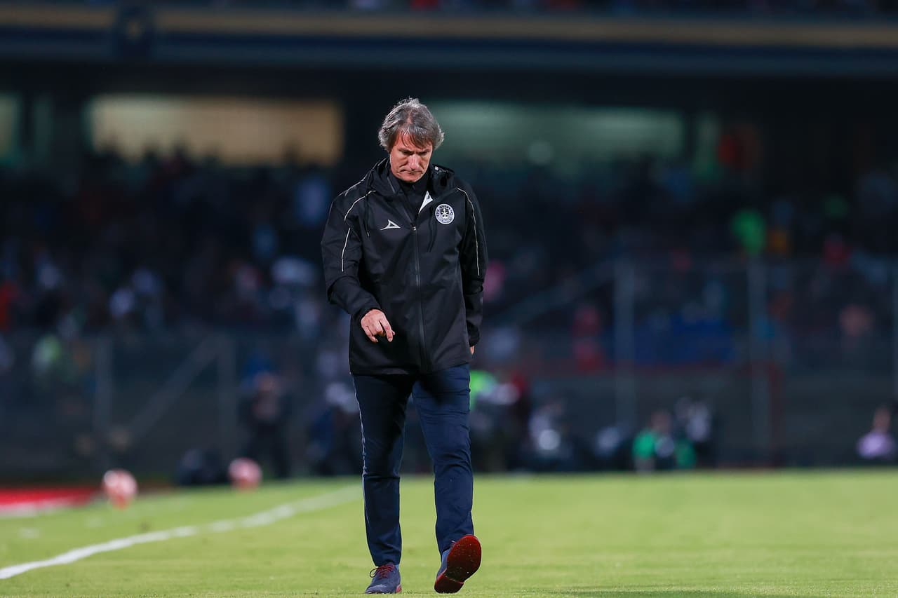 Dani Alves debutó como titular con Pumas en un pletórico estadio Olímpico Universitario en el que apenas pudieron rescatar el empate ante un aguerrido Mazatlán FC gracias a la asistencia del histórico brasileño sobre el final del partido.