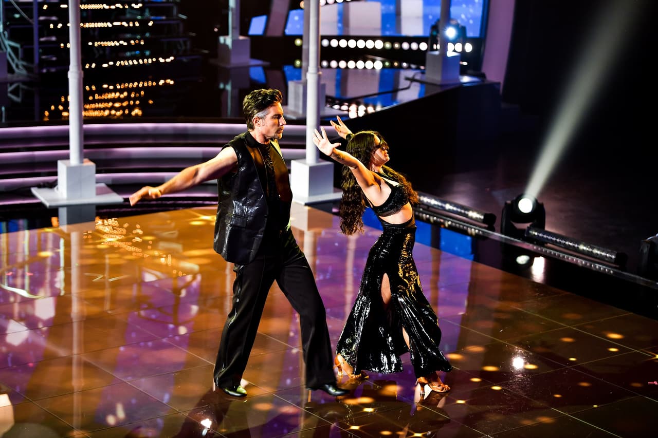 Víctor González, del equipo Quererlo Todo, bailó paso doble con el tema 'Con Tantita Pena' de Alejandro Fernández.