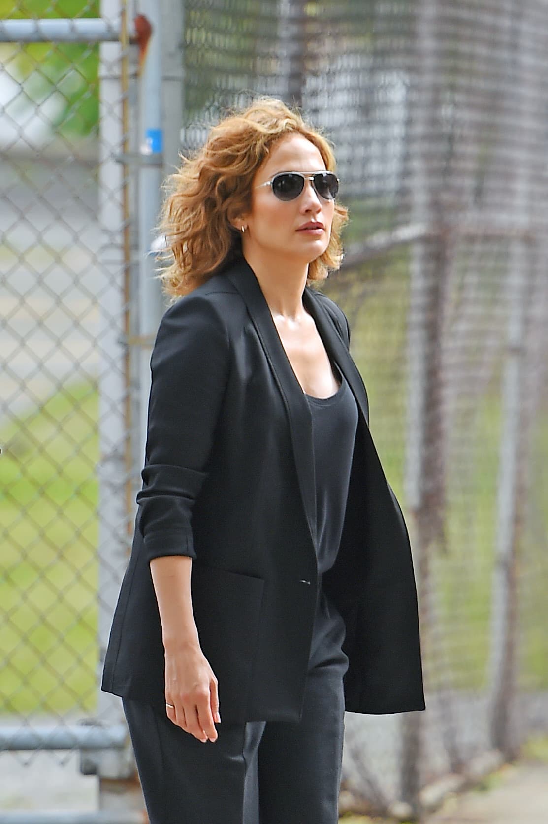 De gafas oscuras y con ese atuendo casual, se veía irresistible.