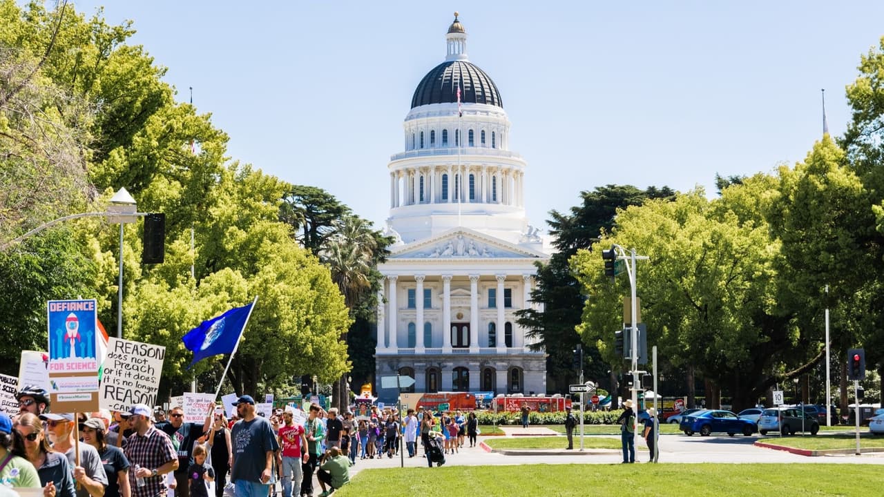 Vacunas, venta de alcohol y licencia familiar: las iniciativas a punto de convertirse en ley en California