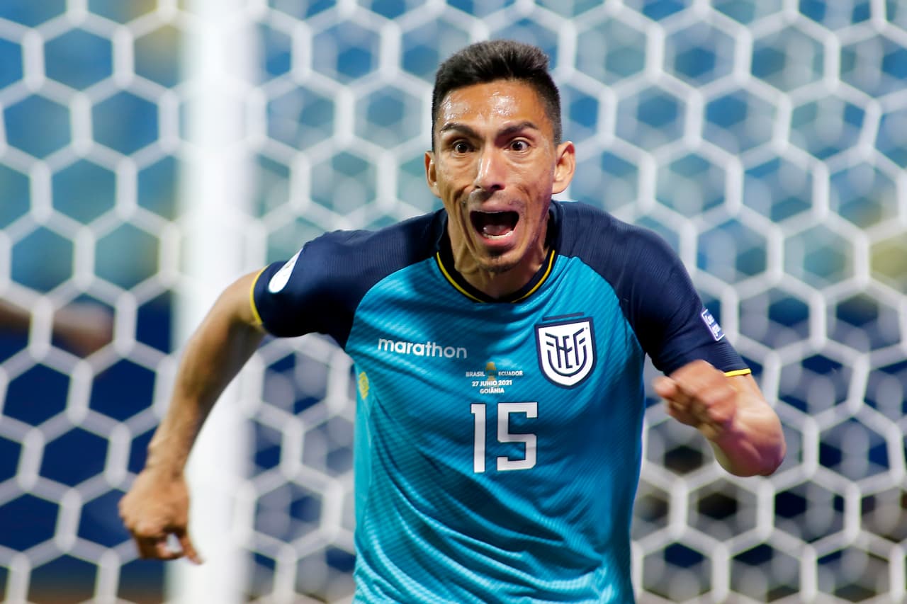 La seguidilla de victorias de la Verdeamarela quedó en 10, Ángel Mena del León de México le dio a Ecuador el empate contra los anfitriones.