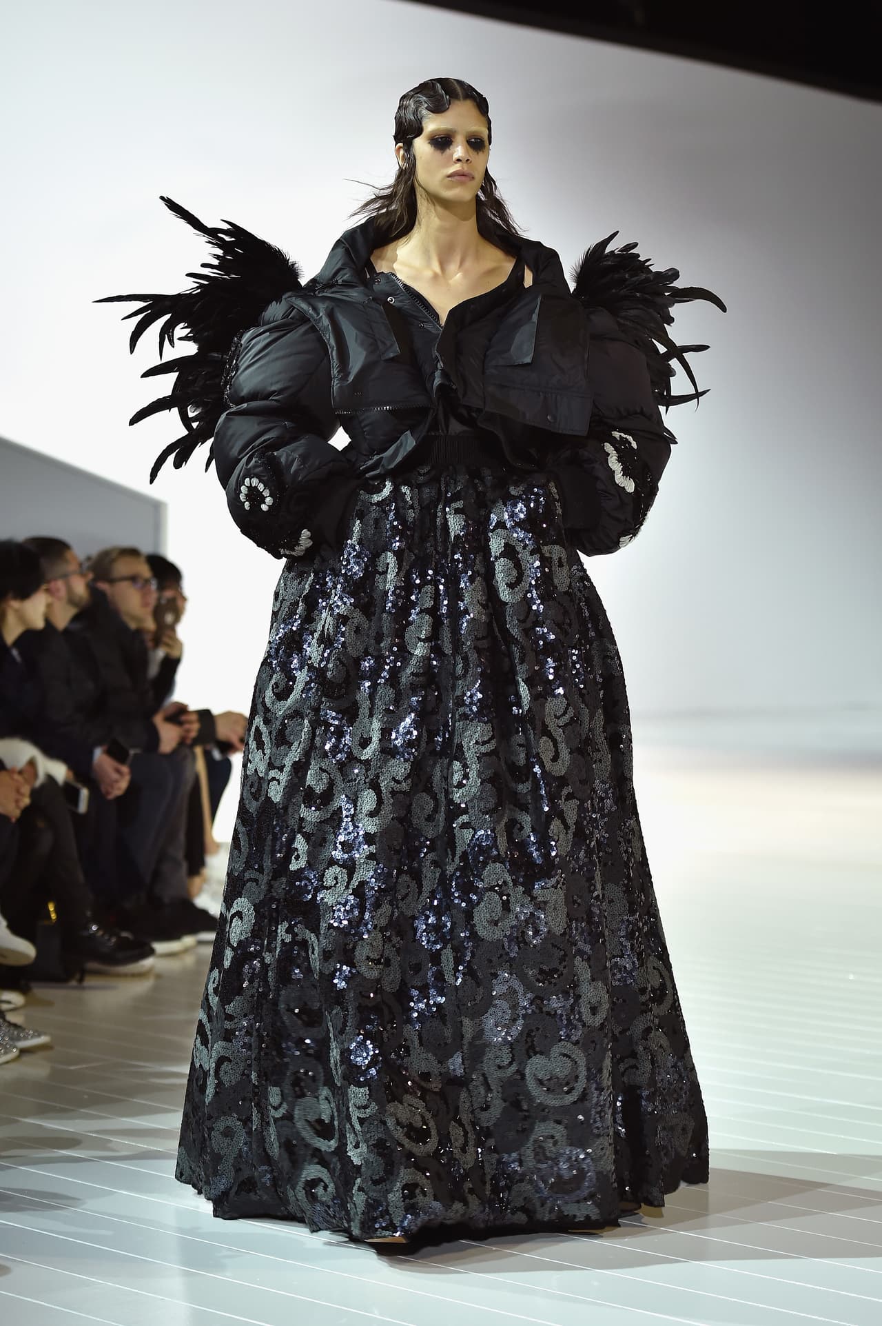 Plataformas gigantes y atuendos muy voluminosos en la colección de Jacobs.