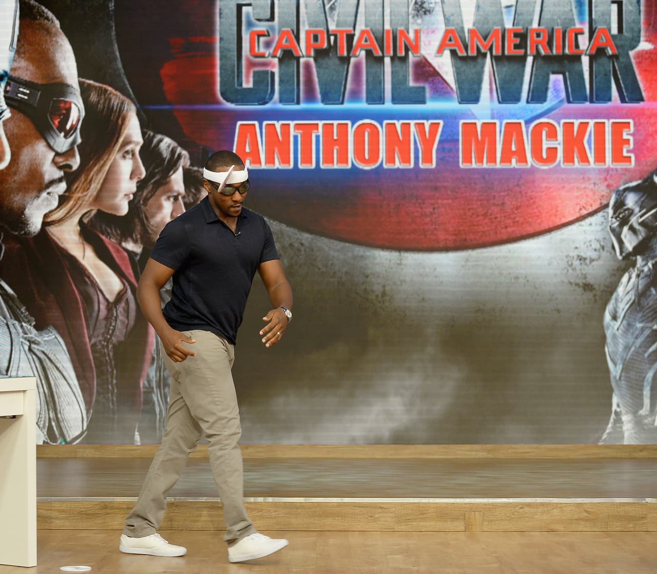 Mira nada más cómo se pavoneo por el escenario súper orgulloso de su triunfo.