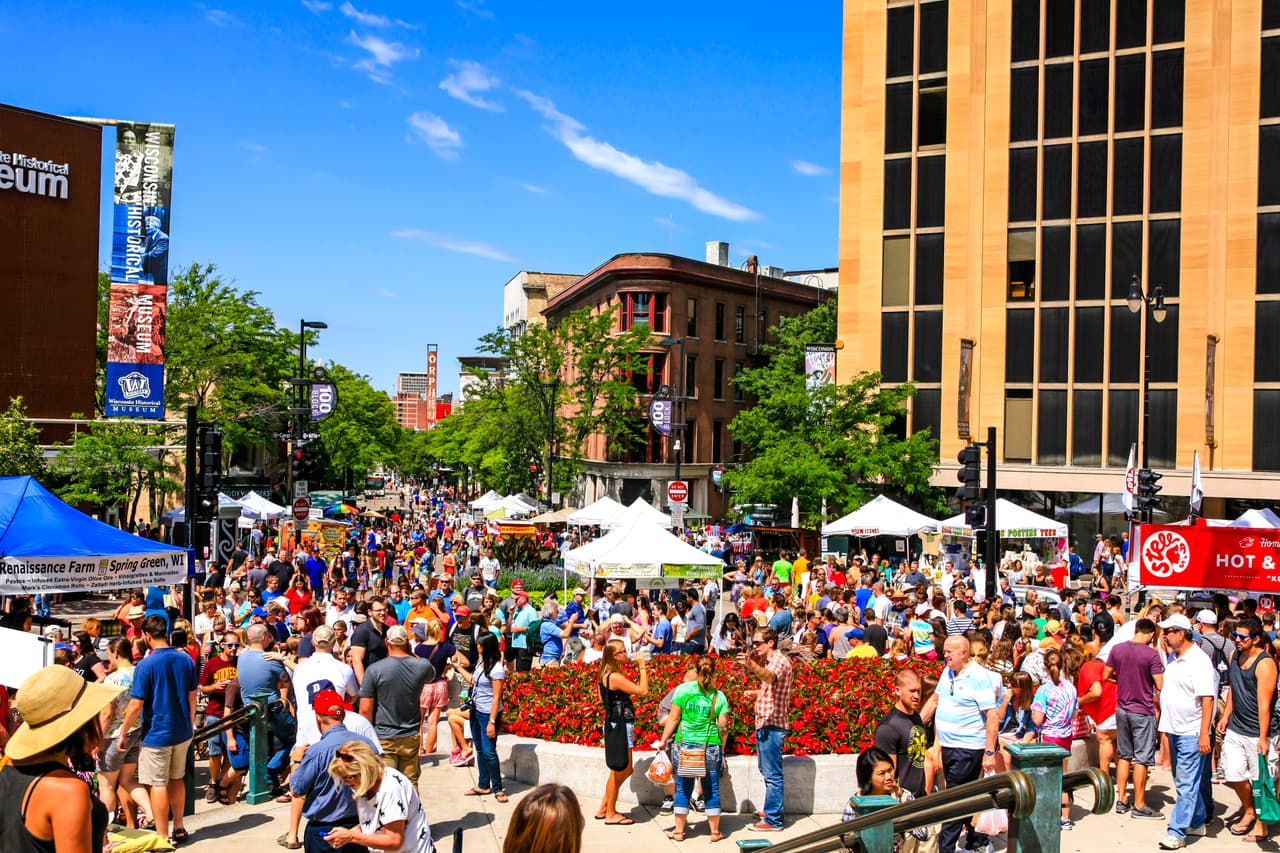 <b>Puesto 15. Wisconsin</b>
<br>
<br>Puntos: 39.53.
<br>
<br>Entretenimiento y recreación: puesto 24.
<br>
<br>Vida nocturna: puesto 2.
<br>
<br>Los estados con más canchas de golf y clubes por cabeza son Michigan, Iowa, Wisconsin, Nueva York y Pennsylvania, según el estudio.
<br>