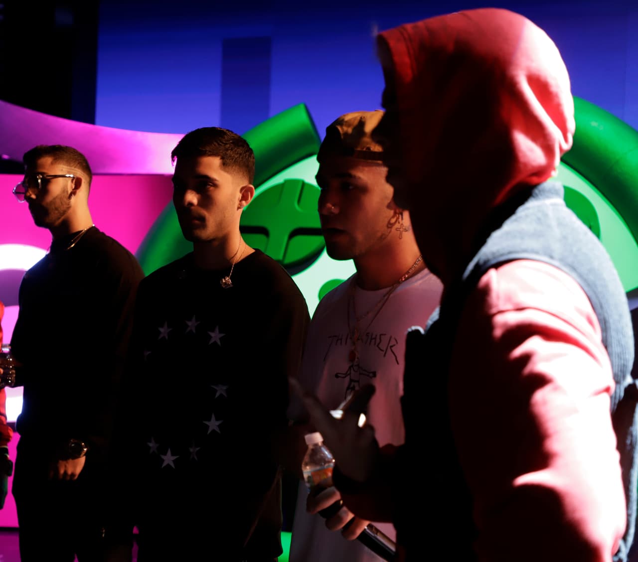 Los seis estuvieron más que atentos a cada sugerencia que les dio el equipo de productores sobre cómo realizar mejor su explosiva coreografía.