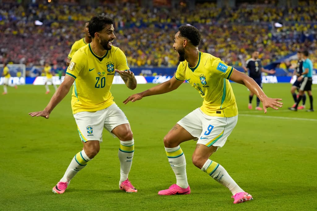 El brasileño Matheus Cunha celebra con Lucas Paquetá tras marcar el tercer gol.