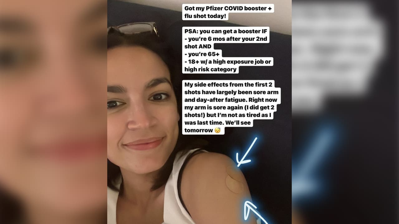 Alexandria Ocasio-Cortez recibe la vacuna de refuerzo contra el covid-19