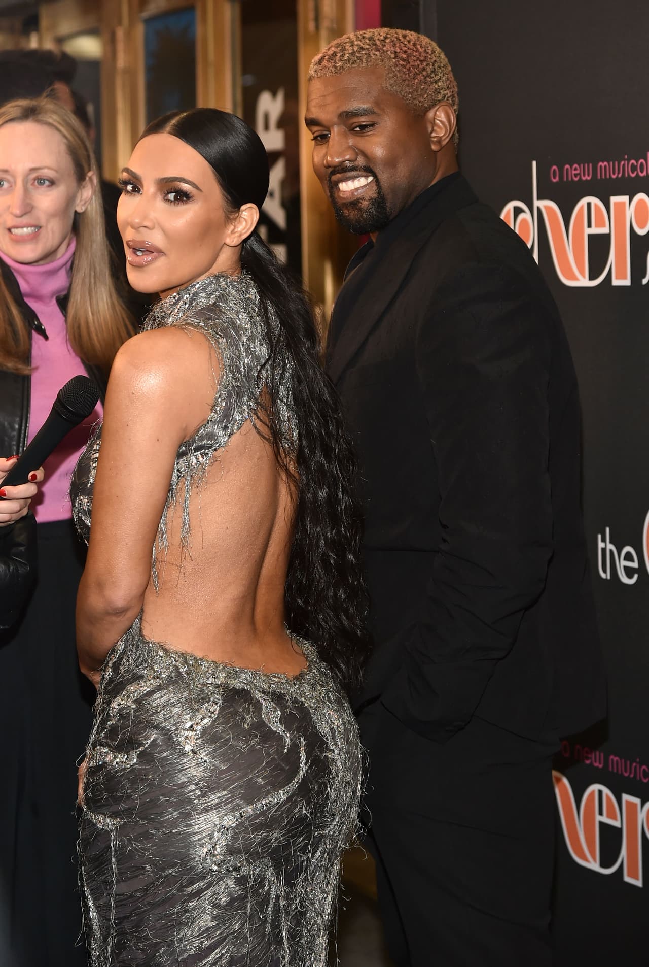 <b><a href="https://www.univision.com/musica/kanye-west-quiere-hacer-un-dueto-con-kim-kardashian-y-canciones-para-bebes">Kim Kardashian y Kanye West</a></b> acudieron este lunes en la noche al estreno del musical 'The Cher Show', en el teatro Neil Simon, en Broadway.