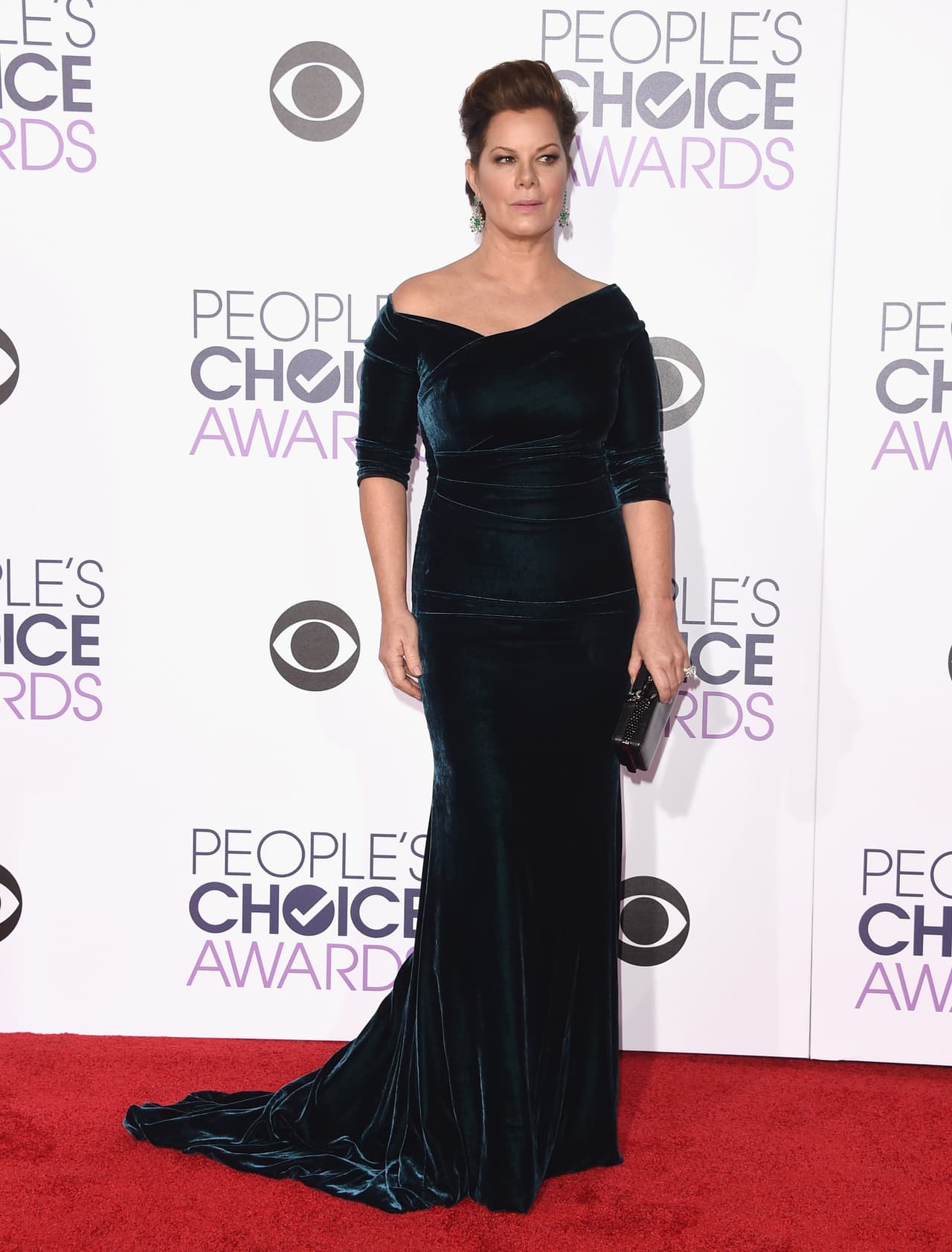 Sofisticación al máximo | La veterana Marcia Gay Harden se veía muy elegante en un vestido de terciopelo negro ajustado.