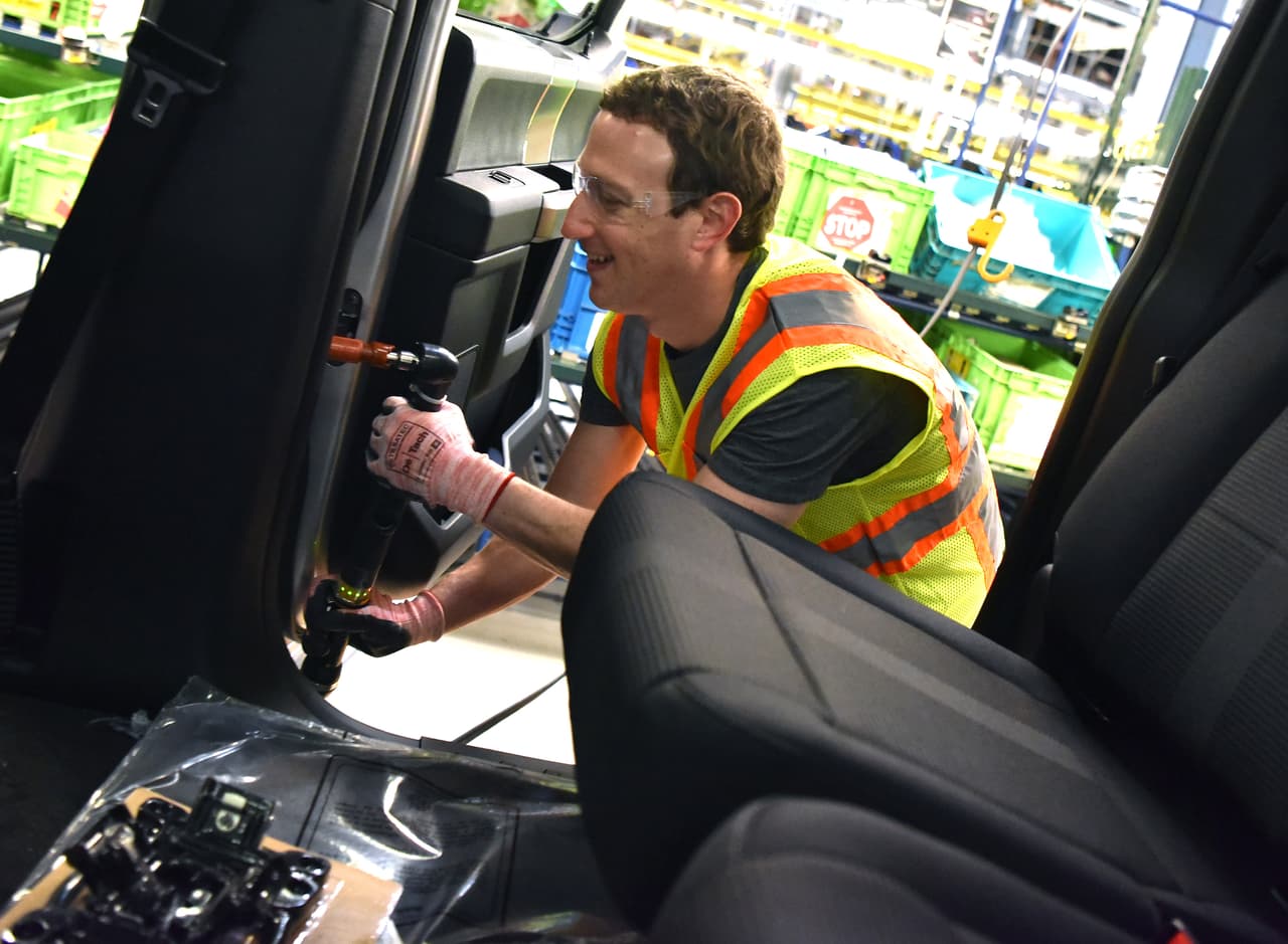 El presidente de Facebook instaló antenas, abrazaderas y apretó tornillos en una serie de Ford F-150s.