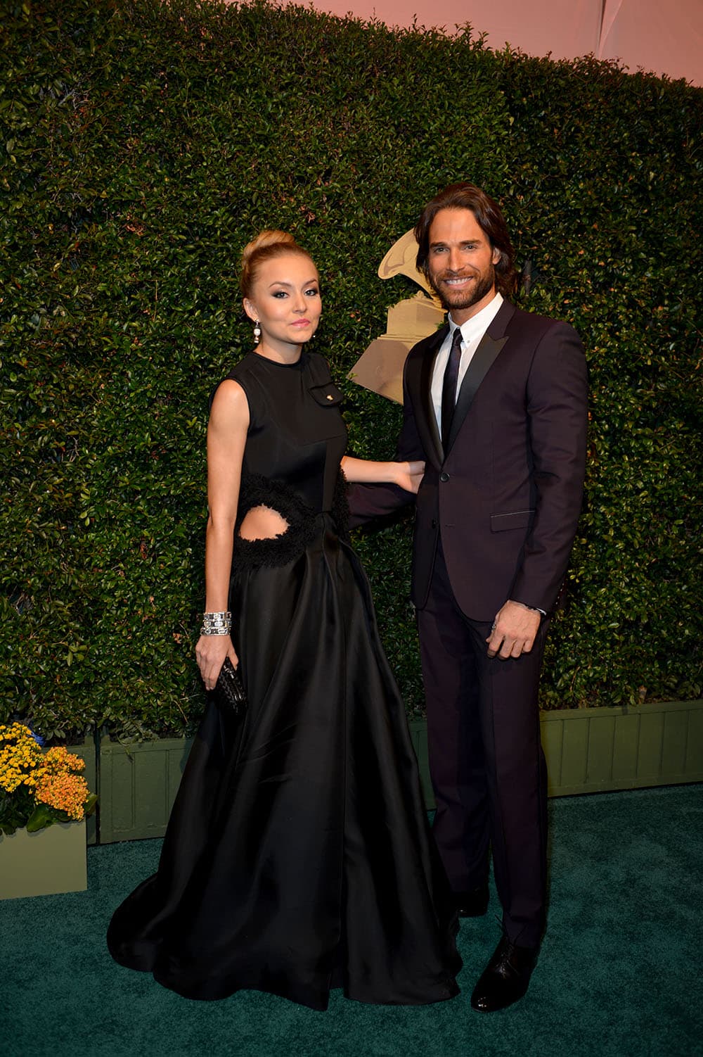 Sebastian contestó muy inteligente: "La relación ya es oficial, nos hemos casado varias veces en diferentes telenovelas", comentó.