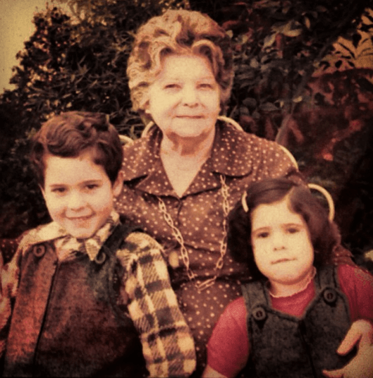 En esta foto aparece junto a su hermana y su abuelita. Su familia es la parte más importante de su vida.
