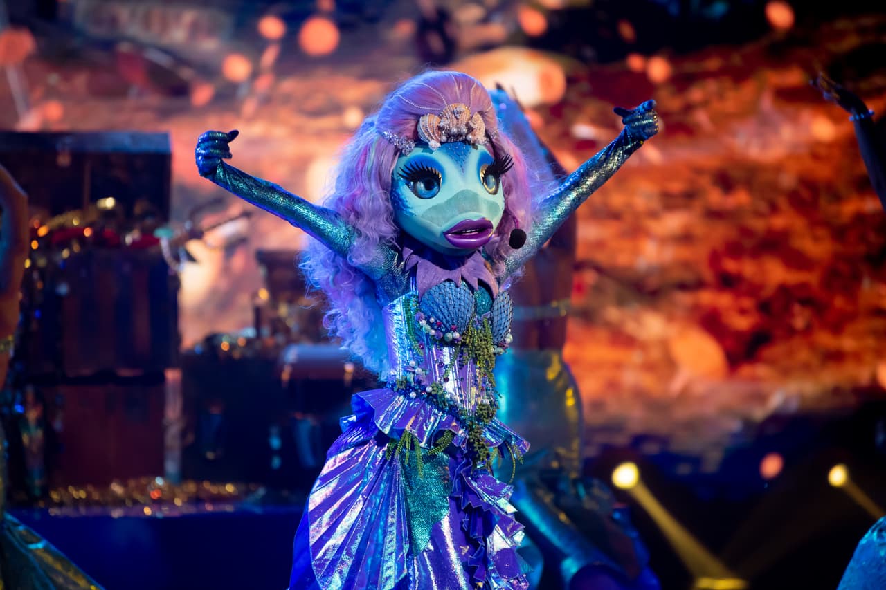 Sirena mostró su lado más romántico al cantar 'La mejor versión de mí
<b>'</b> durante el combate triple.