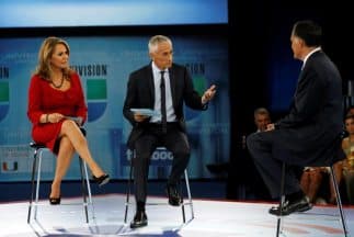 María Elena Salinas y Jorge Ramos,  en un encuentro con Mitt Romney, en 2012. 