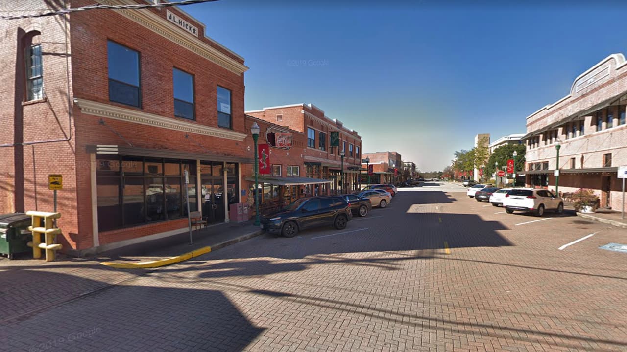 En el primer lugar está Conroe, al norte de Houston. Con un crecimiento del 37.1% tiene actualmente 77,086 de habitantes. Entre los motivos de su rápido crecimiento es la calidad de vida económica, nuevos vecindarios y el siempre contacto con la naturaleza.