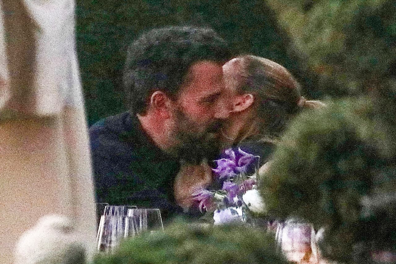 También hubo 
<b>tiernos abrazos</b> y susurros al oído entre la pareja.
<br>