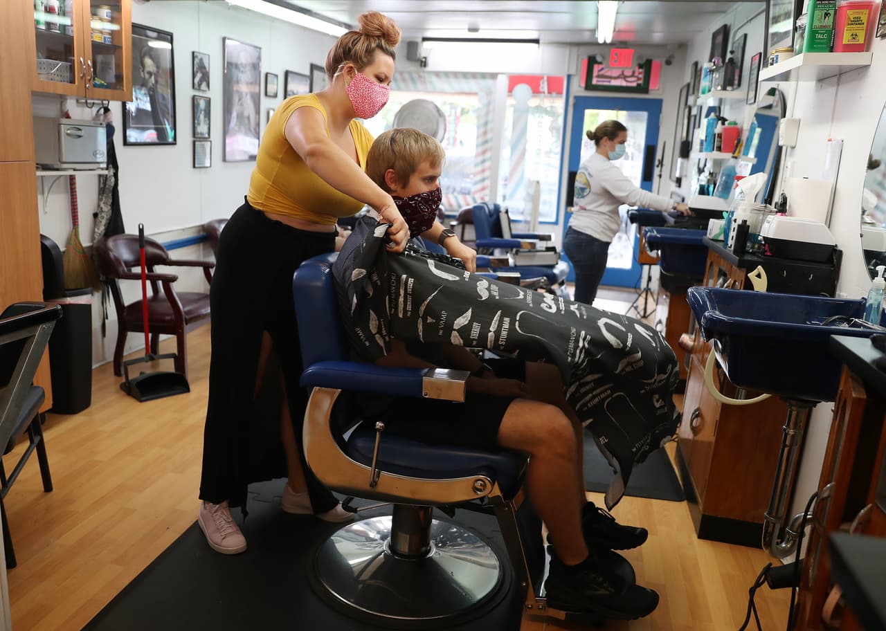 Las barberías también abrieron manteniendo la distancia social para evitar los contagios y la atención de clientes fue con previa cita.
