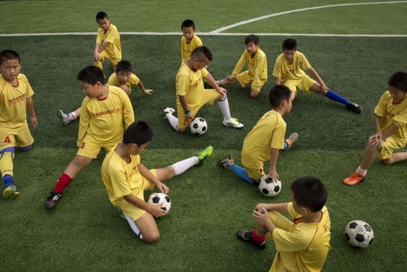 China pone sus esperanzas en estos niños futbolistas que entrenan en la academia de fútbol más grande del mundo.