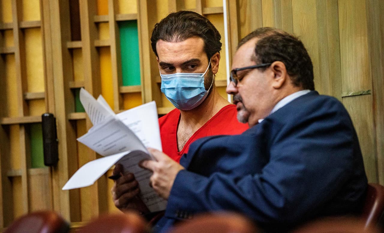 La agresión se produjo en medio de una riña por una discusión de tráfico durante la cual Lyle salió del automóvil en el que viajaba con su familia y golpeó a Hernández, quien, de acuerdo con las imágenes recogidas por las cámaras de seguridad de una gasolinera cercana, se desplomó al instante.
<br>