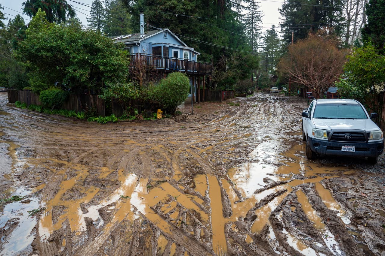 En las calles donde el agua ha cedido, el lodo en muchas ocasiones las mantiene intransitables.