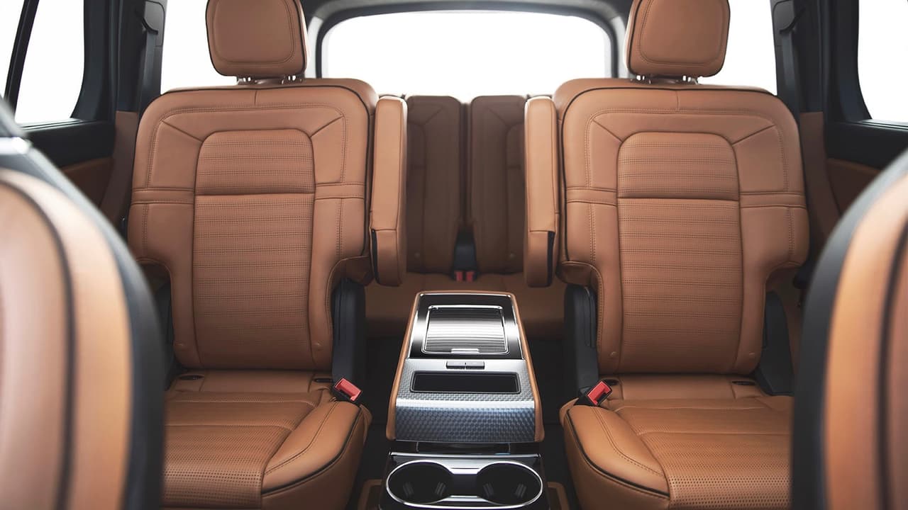 . . . las cuales pueden estar separadas por una consola con posa vasos y espacio para esconder objetos. Los controles redundantes para el sistema climático y el sistema de sonido.