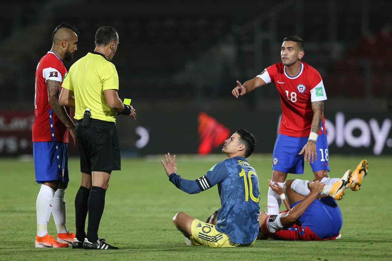 Colombia conisgue llevarse un valioso punto en el último minuto al empatar 2-2 en su visita a Chile.