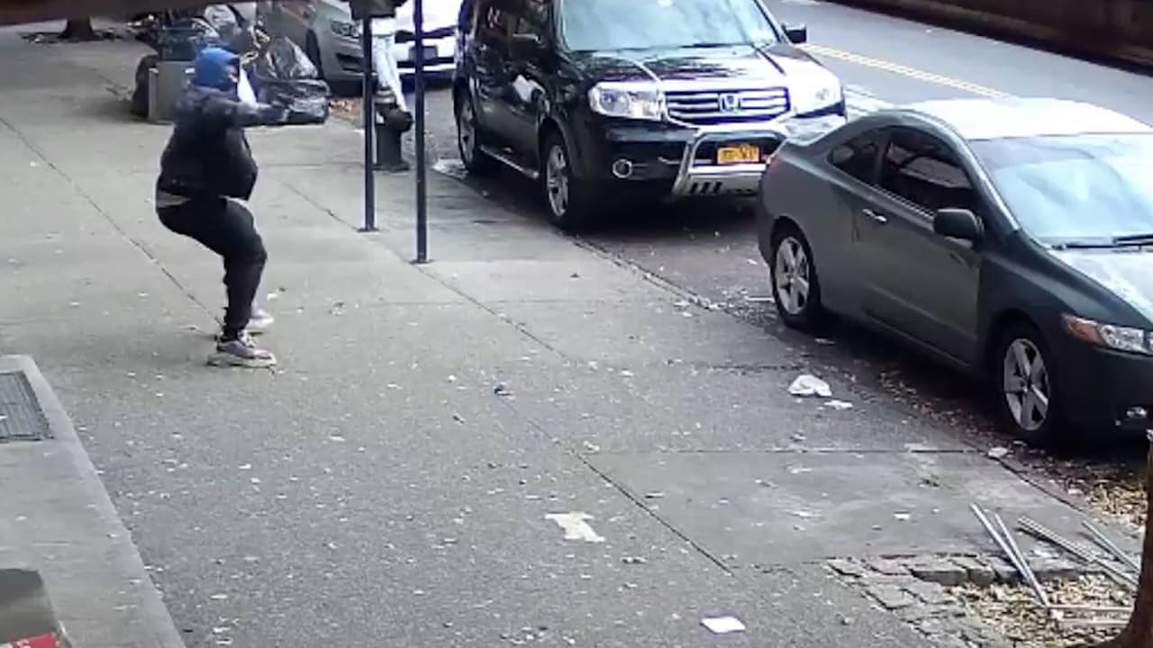 Como si fuera el viejo oeste, dos grupos de hombres se enfrentan a balazos en El Bronx