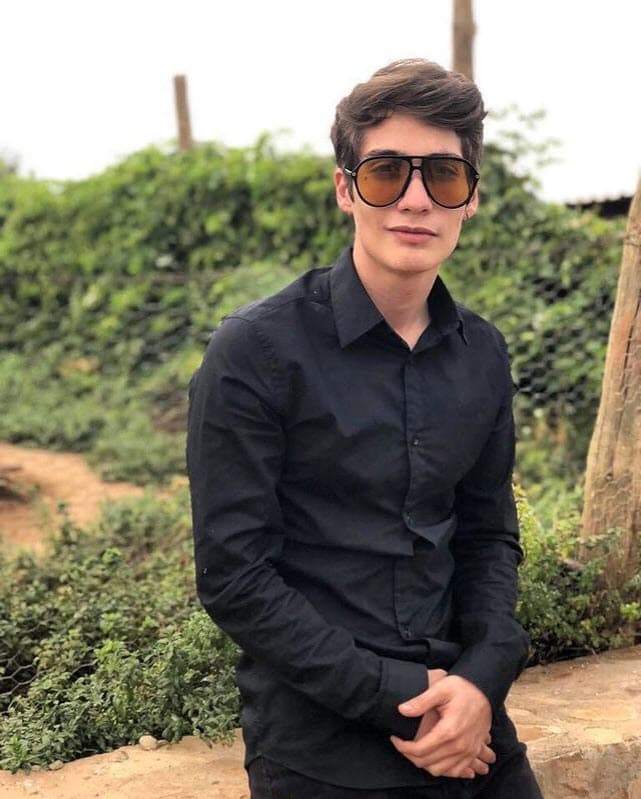 "Quiero regresar como barman para ganar dinero, pero estoy definiendo esta opción o si me lanzo de una vez a hacer videos sexuales explícitos. Hice un video porno con una pareja que tengo, y estoy viendo la opción de ser 
<b>estrella porno</b>".
<br>