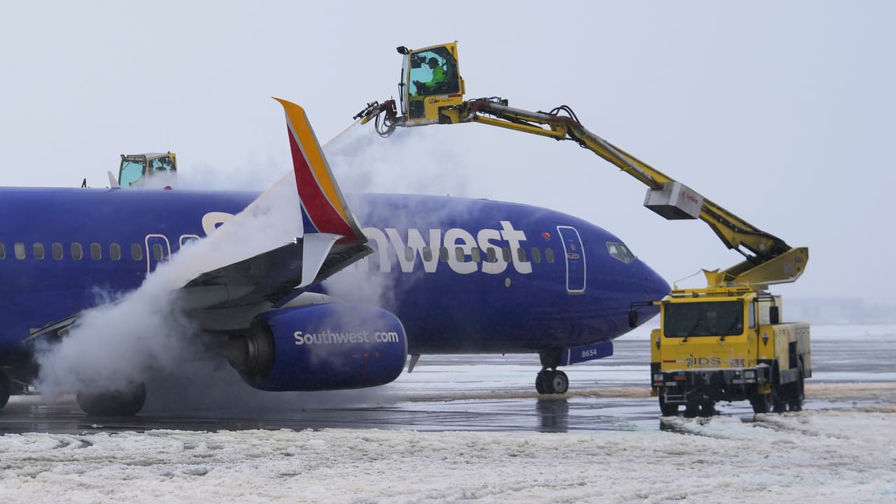 Trabajadores retiran el hielo de un avión de Southwest Airlines en el aeropuerto internacional de Salt Lake City, Utah. Los meteorólogos esperan que las bajas temperaturas en la ciudad continúen hasta la próxima semana.
<br>