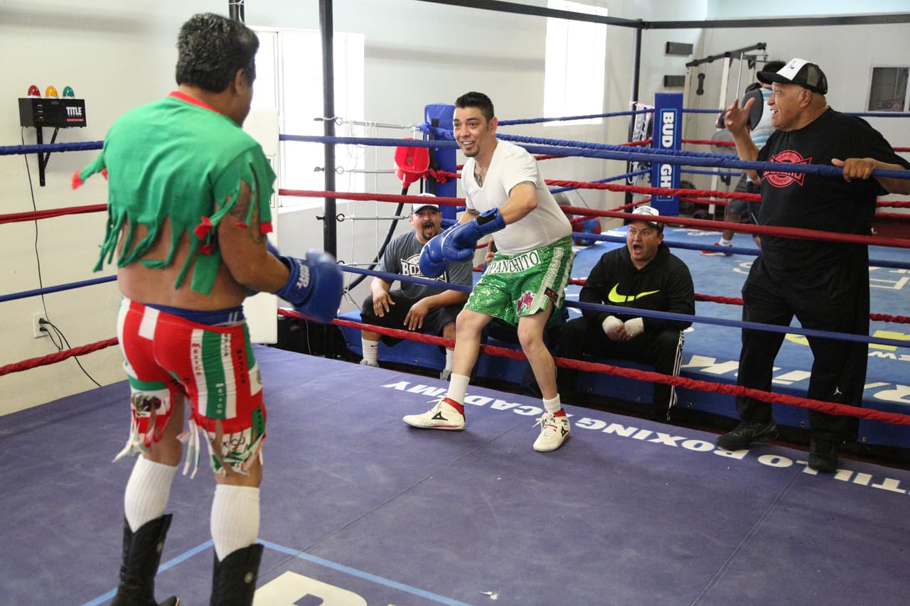 Así pagó la apuesta El Feo a Raúl 'El Pelón' después de la derrota de Julio César Chávez Jr.