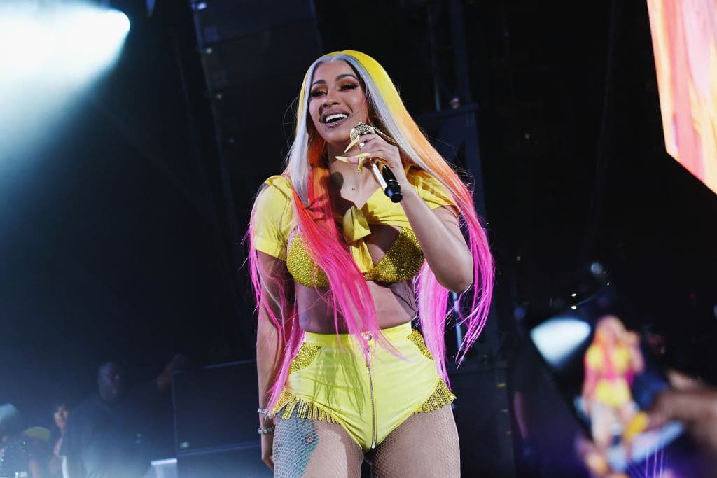 De último no pudimos evitar ignorar la alegría que sintió Cardi B al recibir una distinción que la pone muy alto en la historia.