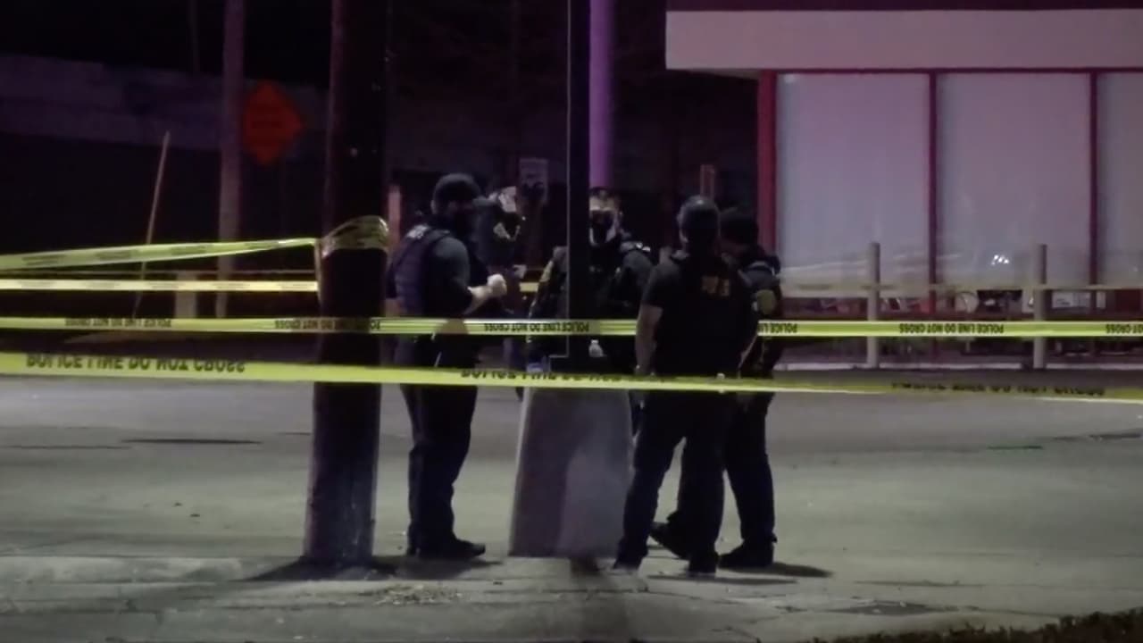 Uno de los oficiales, un veterano con 15 años de trayectoria, disparó siete tiros, hirió al sospechoso y a un bebé, de 1 año, que estaba en el asiento trasero.