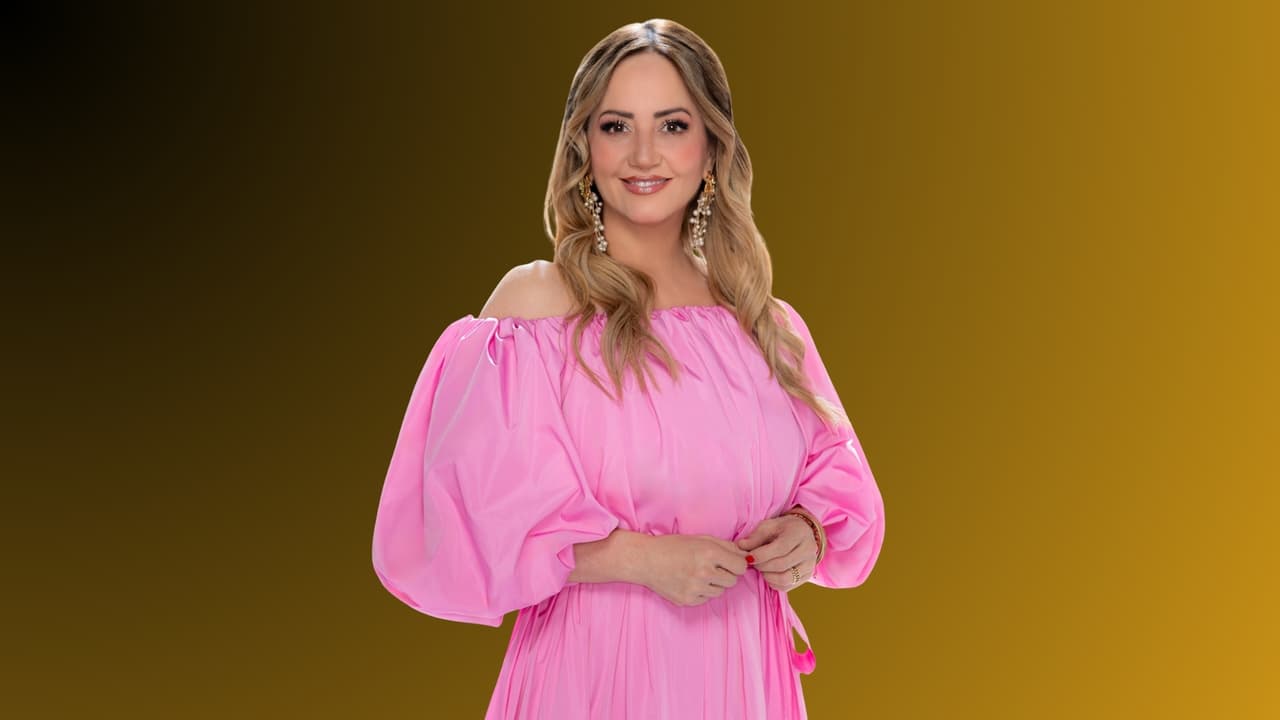 Andrea Legarreta es Julia Altamirano, esposa de Leonel. Si bien aparenta ser una madre amorosa y compañera leal, lo traiciona, le roba una fuerte suma de dinero y huye con el protegido de su marido.