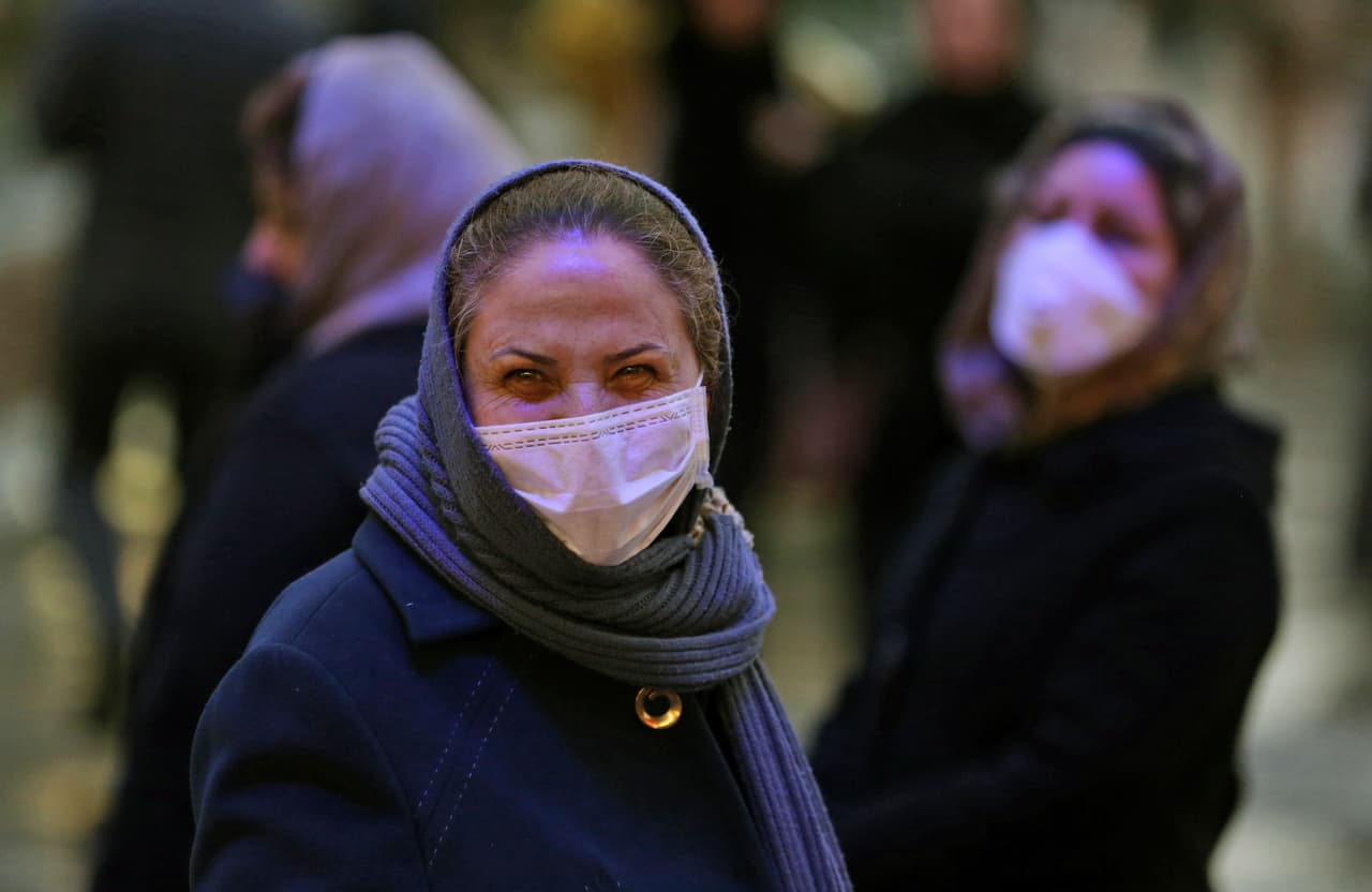 Mujeres cubren sus caras con mascarillas en Teherán.